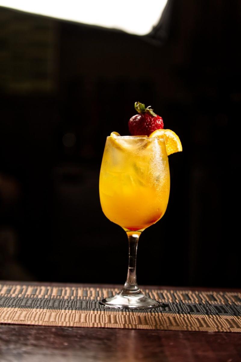 White sangria with fresh fruit