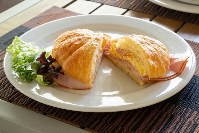 Breakfast-Croissant-Sandwich